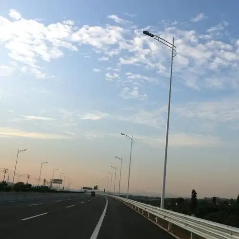道路太陽能路燈與市電路燈的優(yōu)缺點